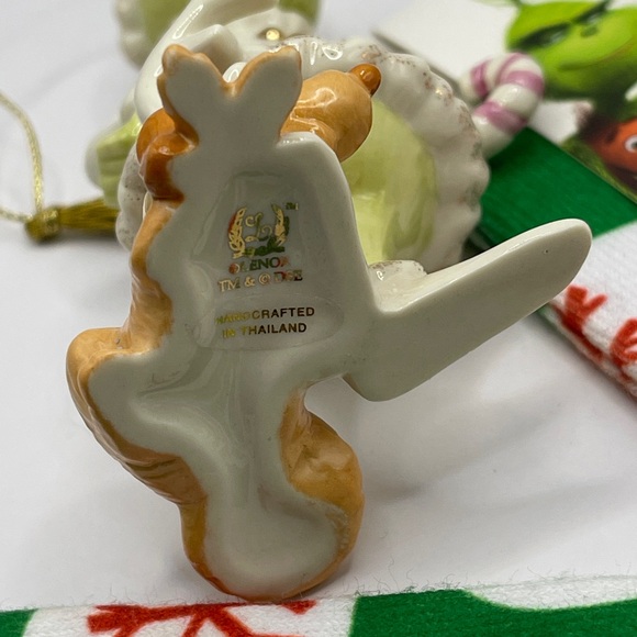 Grinch Gift Set: figurine and socks! - Picture 2 of 6